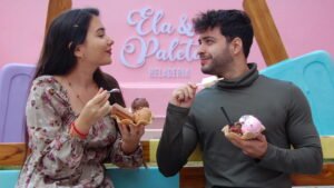 pareja de muchachos comiendo helado