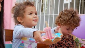 niños comiendo helado