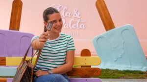 mujer con una paleta en la mano delante del logo de ela & paleta