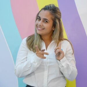 mujer delante de arcoiris