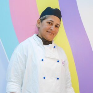 mujer delante de arcoiris