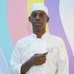 hombre delante de arcoiris