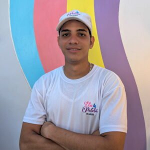 hombre joven delante de arcoiris