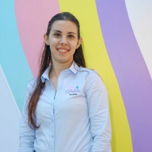 mujer joven delante de arcoiris