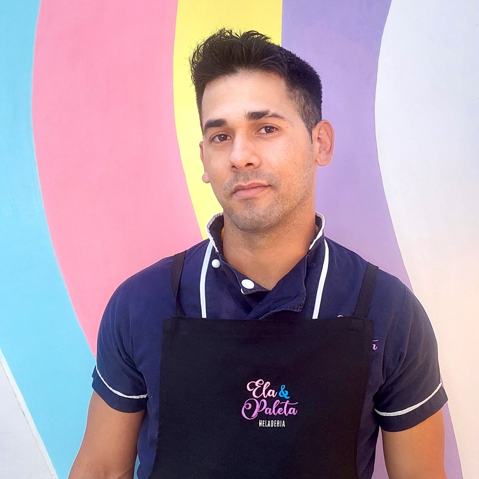 hombre joven delante de arcoiris