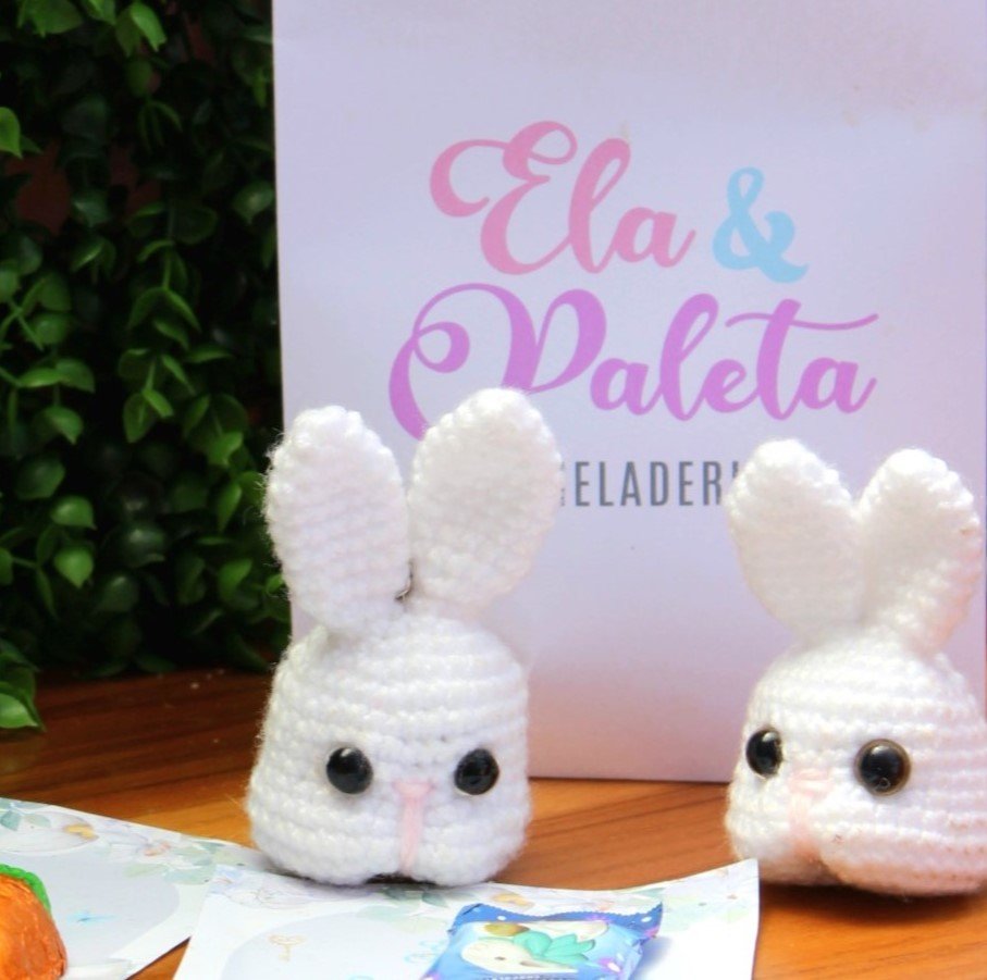 Dos conejitos de crochet
