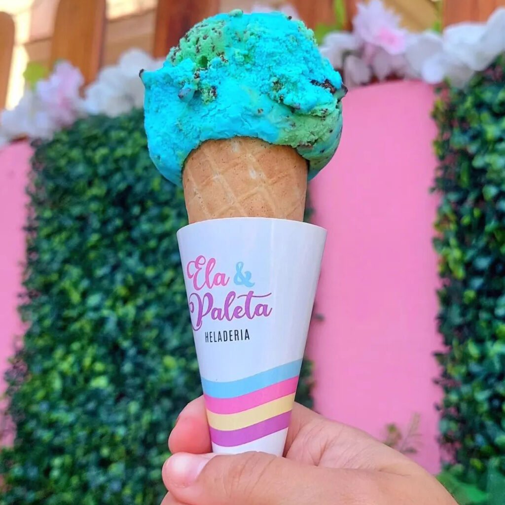 Cono de eco- helado de color azul y verde por el día del planeta