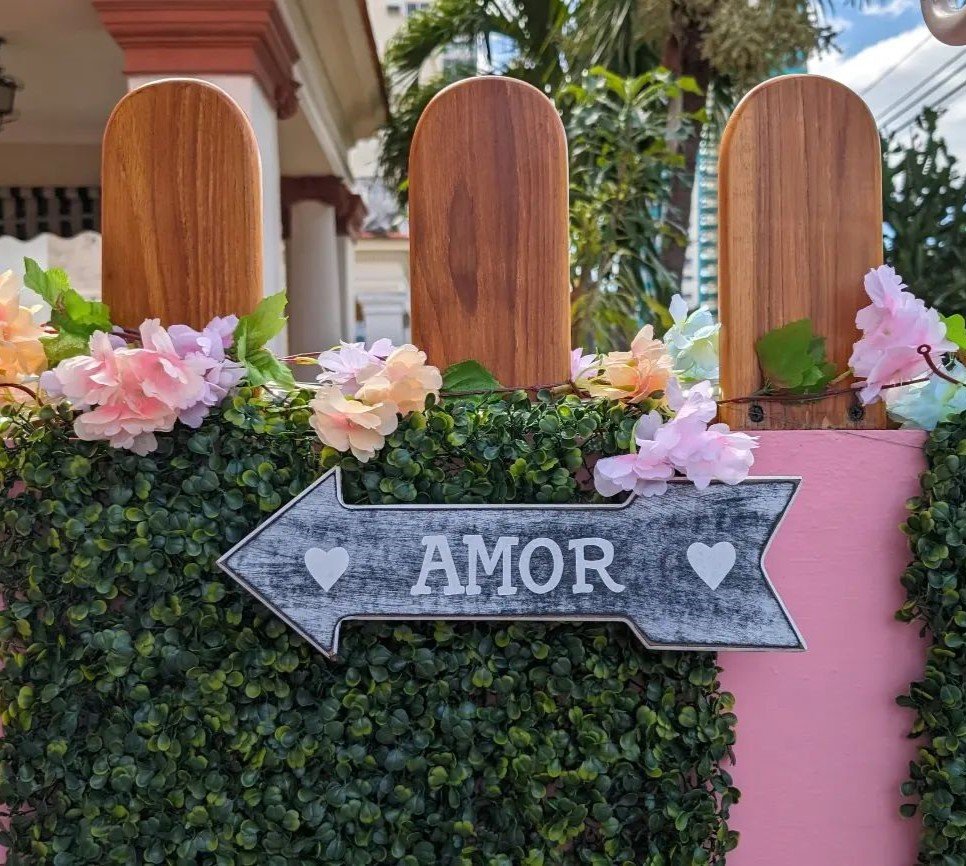 entrada a la heladería con flecha hacia al amor