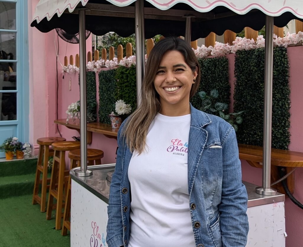 mujer en la entrada de la heladería