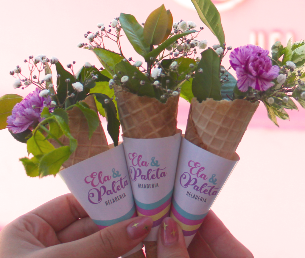 conos de helado con flores dentro