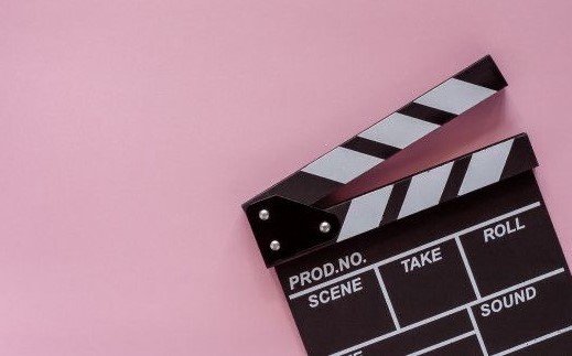 fondo rosado con raqueta de cine
