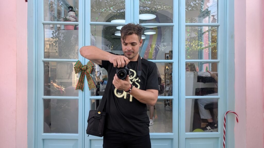 hombre con camara fotografica en la entrada de la heladería