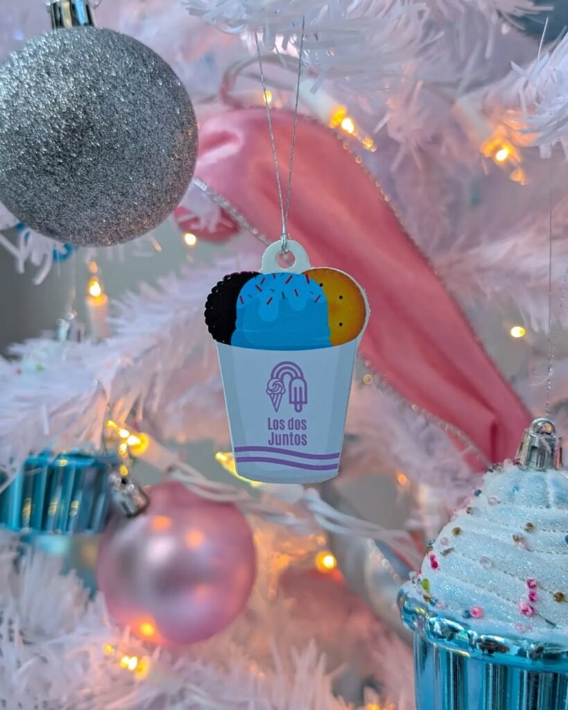 sticker de vaso de helado colgado de un árbol de navidad