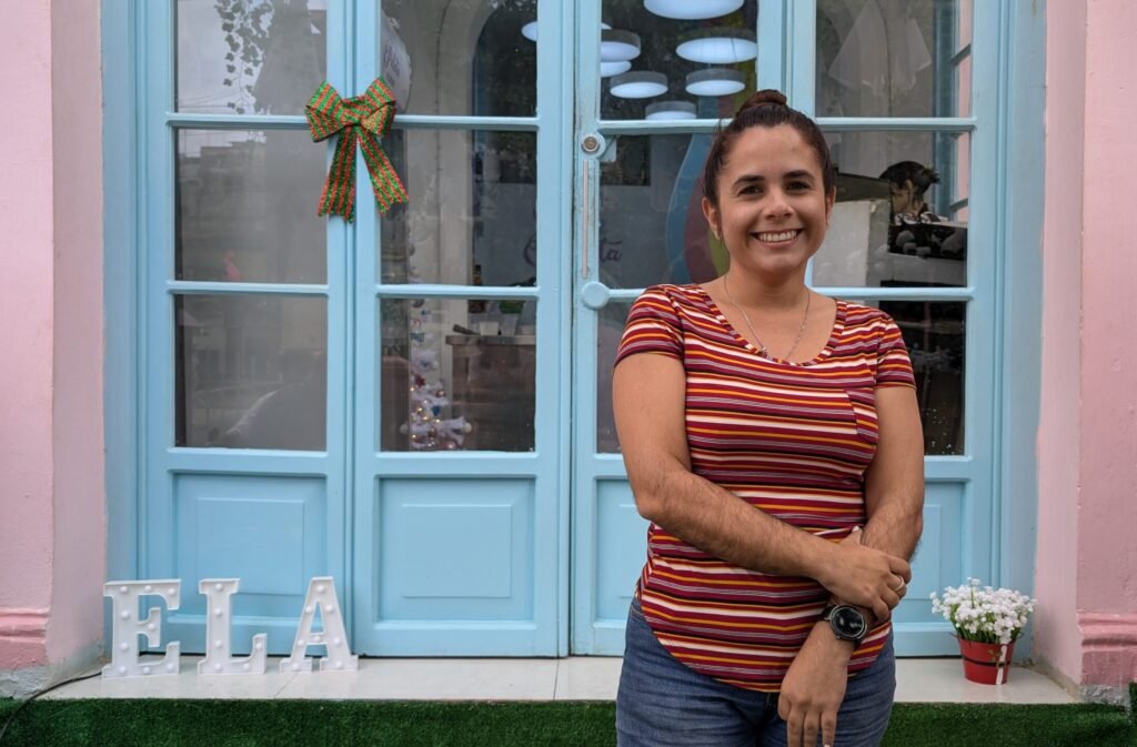 mujer sonriendo en la entrada de la heladería