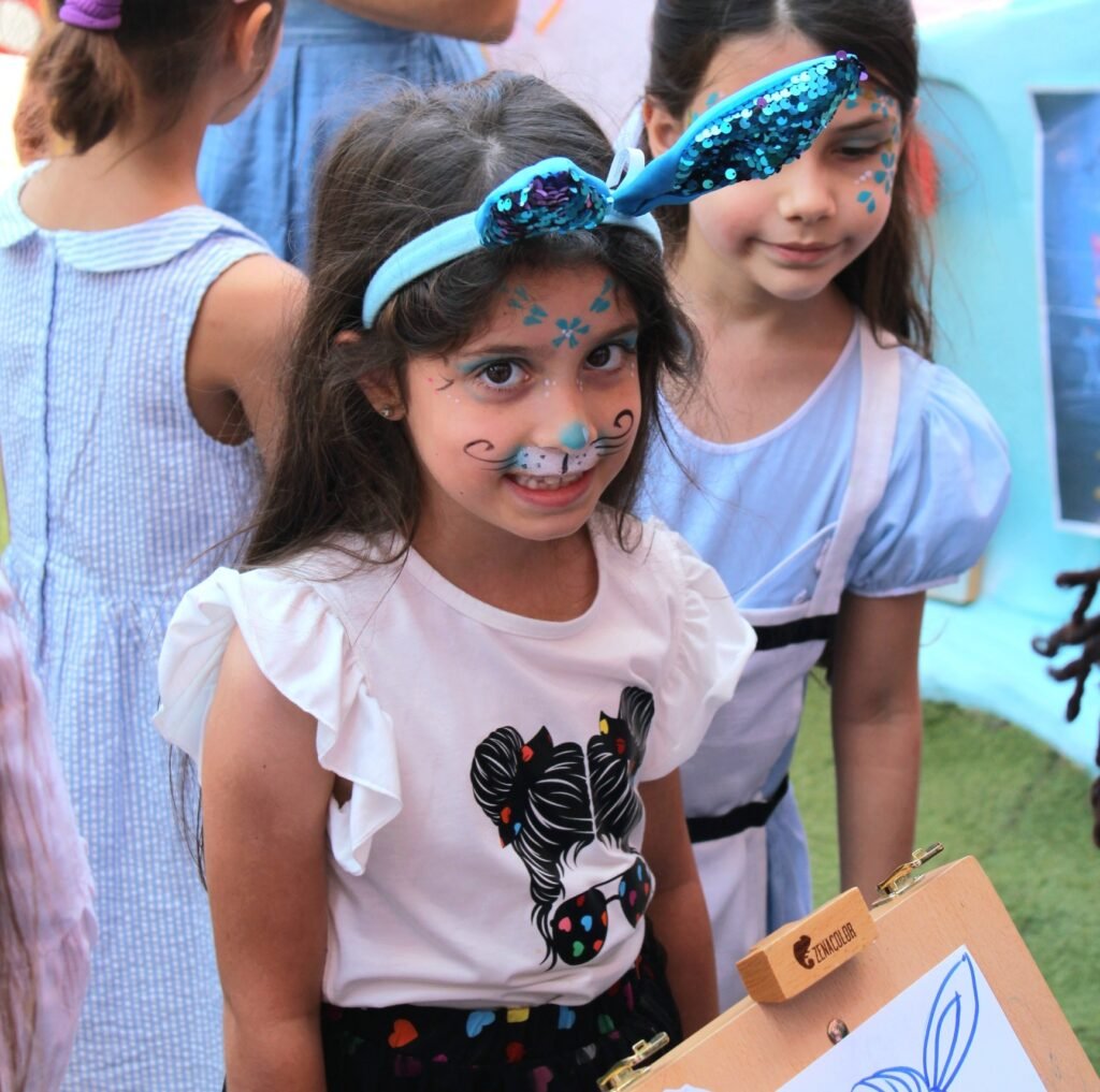 niña con cara pintada en forma de gato