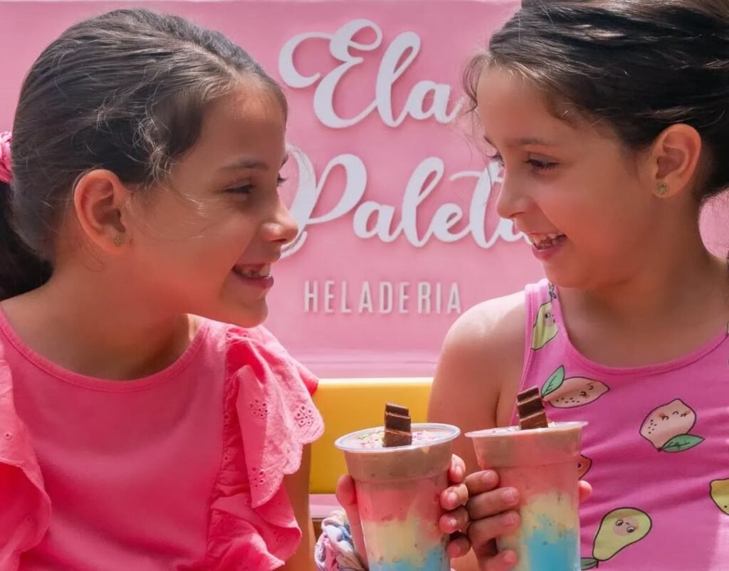 niñas con vaso de helado en sus manos