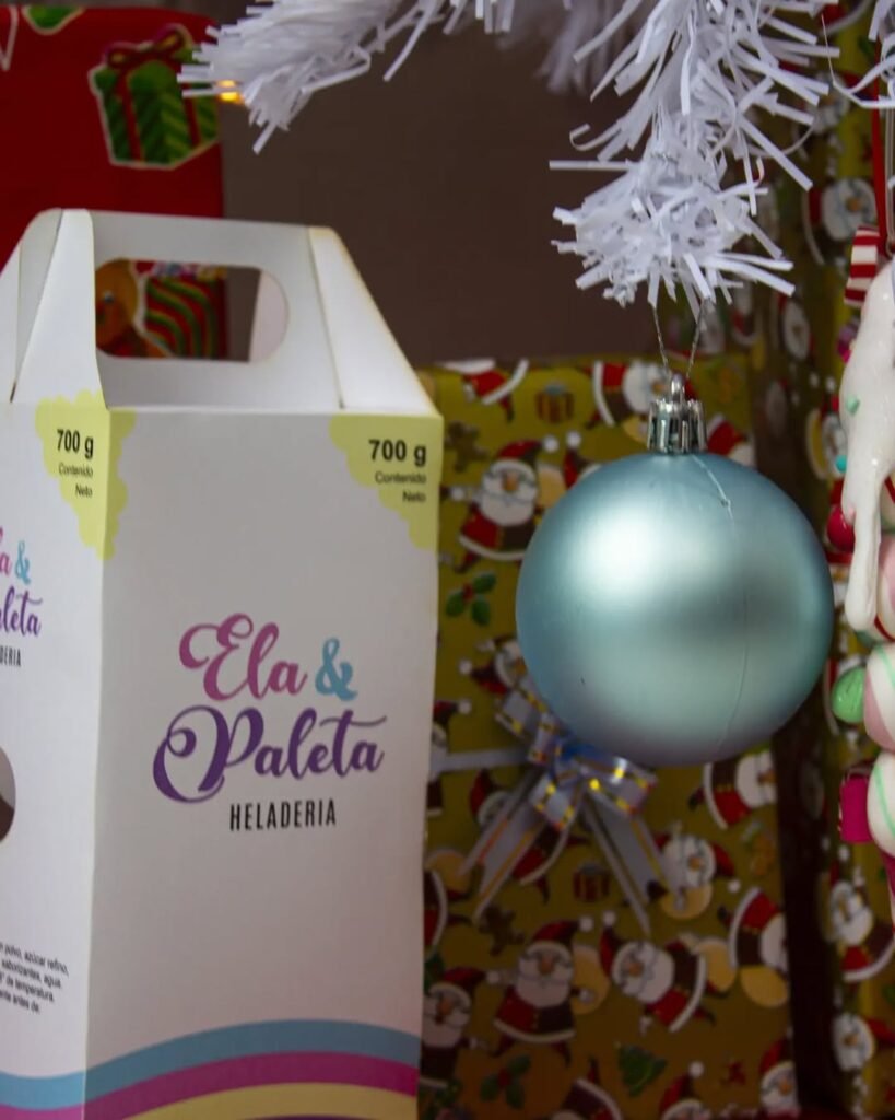 tina de helado al lado de bola de navidad