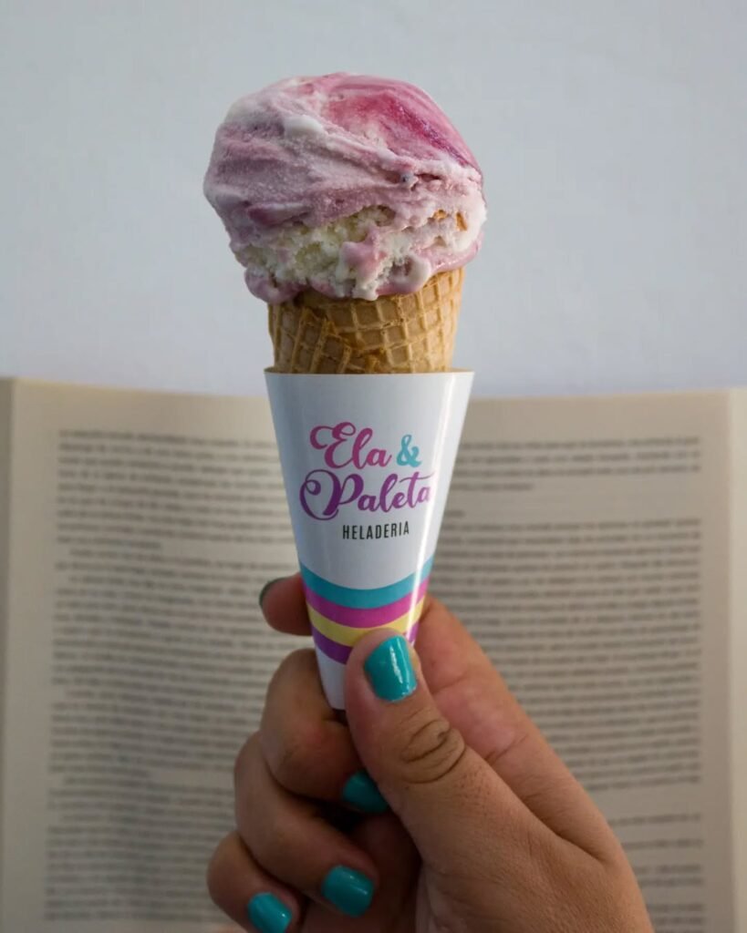 cono de helado con libro de fondo