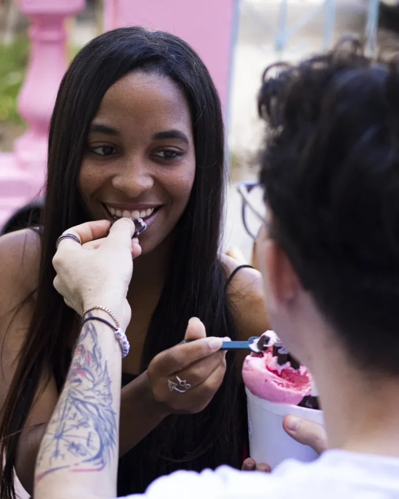 hombre dando de probar su helado a una mujer (febrero 2025)
