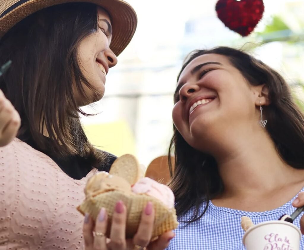 mujeres sonriendo con tarrina y pote de helado en las manos