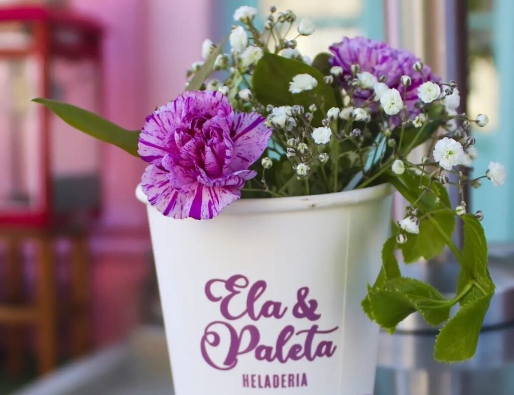 pote de helado con flores dentro