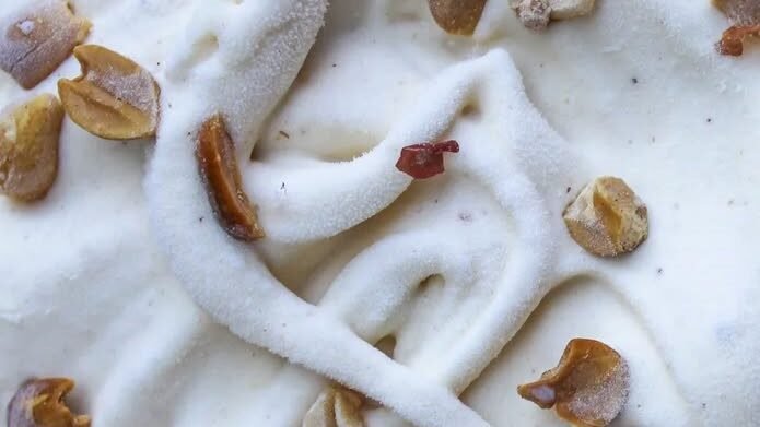 helado blanco con maní