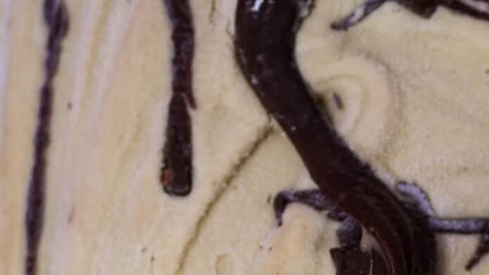 helado con derretido de chocolate