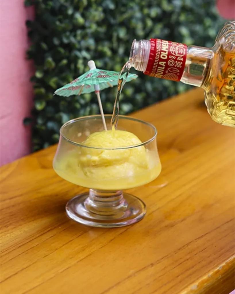 Helado de mango con tequila para happy hours en verano