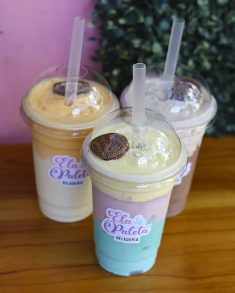 tres batidos de diferentes sabores y mezclas en ángulo distinto