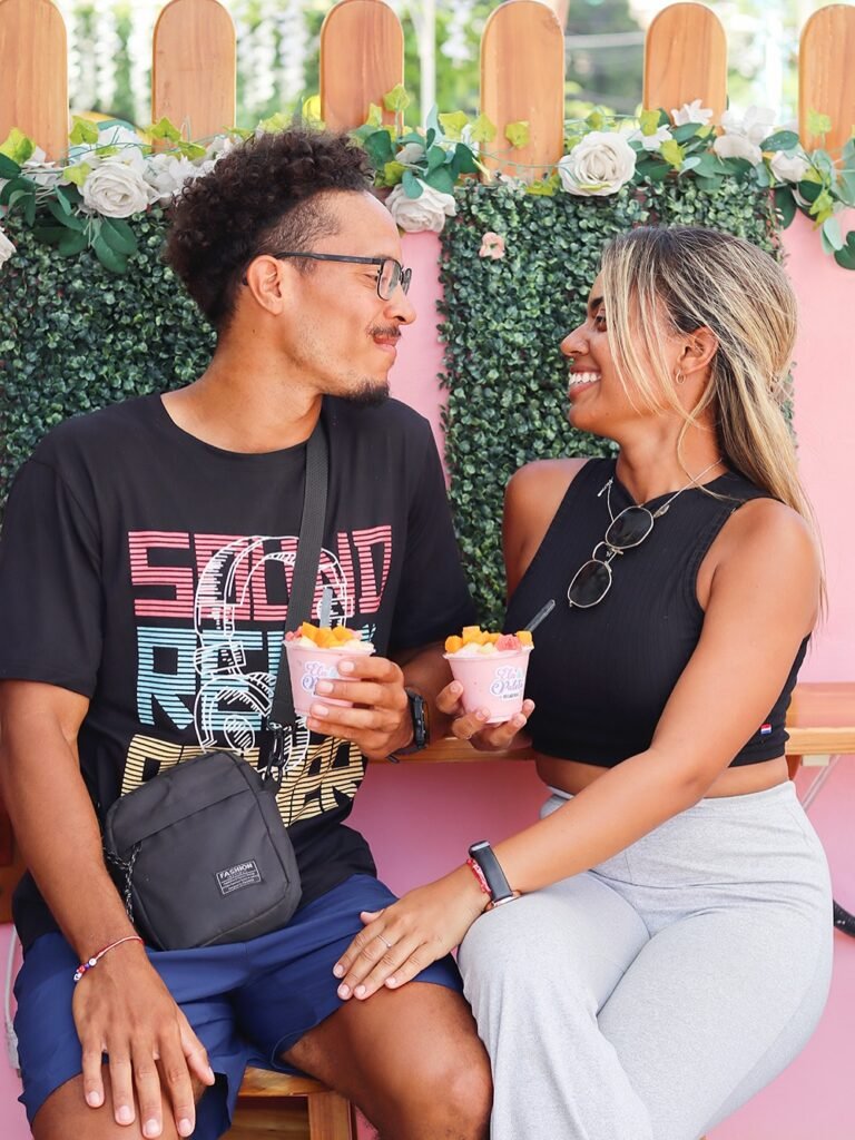 Pareja con helado y carcajadas