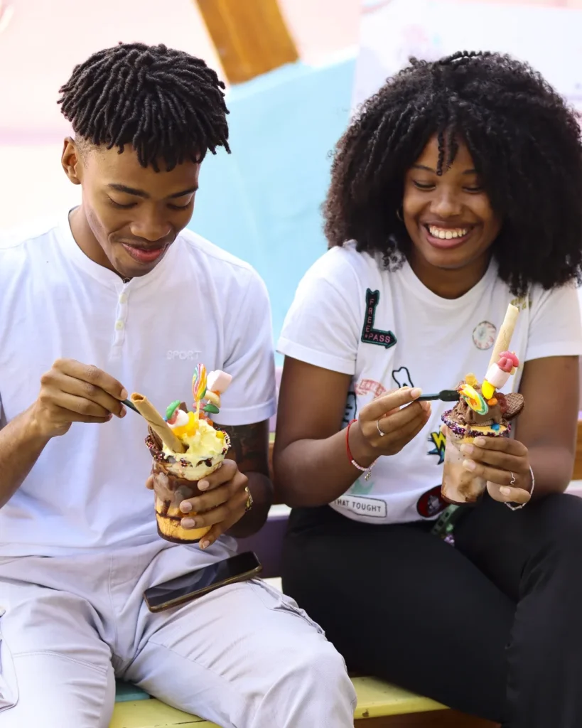 Pareja con helado y carcajadas 2