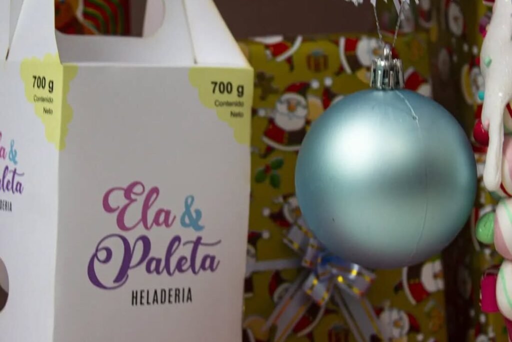 tina de helado al lado de bola de navidad con luz