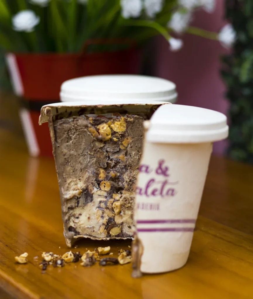 vaso con helado y maní dentro